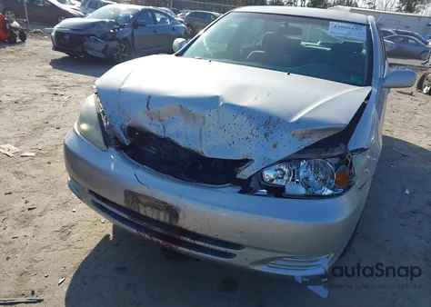 2002 Toyota Camry Le z USA, uszkodzony, nr VIN 4T1BE32K82U095120